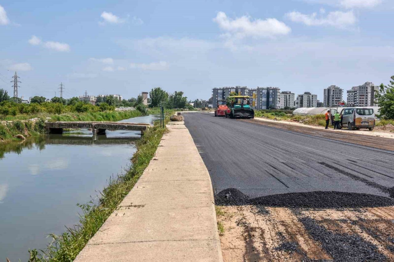 Göksu’ya 8 bin 500 ton asfalt hizmeti