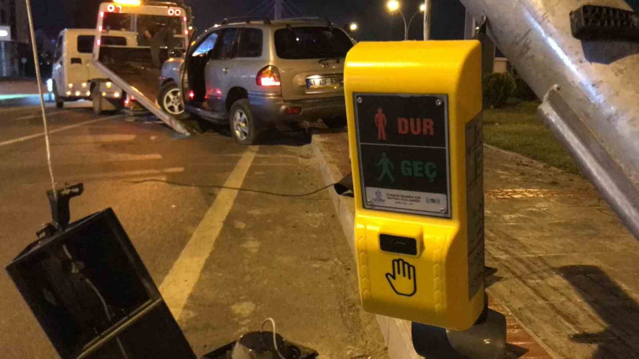 Aracıyla sinyalizasyon direğini devirip koşarak bölgeden uzaklaştı