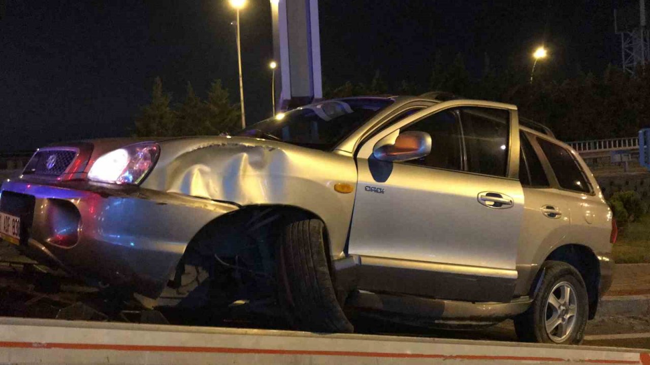 Aracıyla sinyalizasyon direğini devirip koşarak bölgeden uzaklaştı