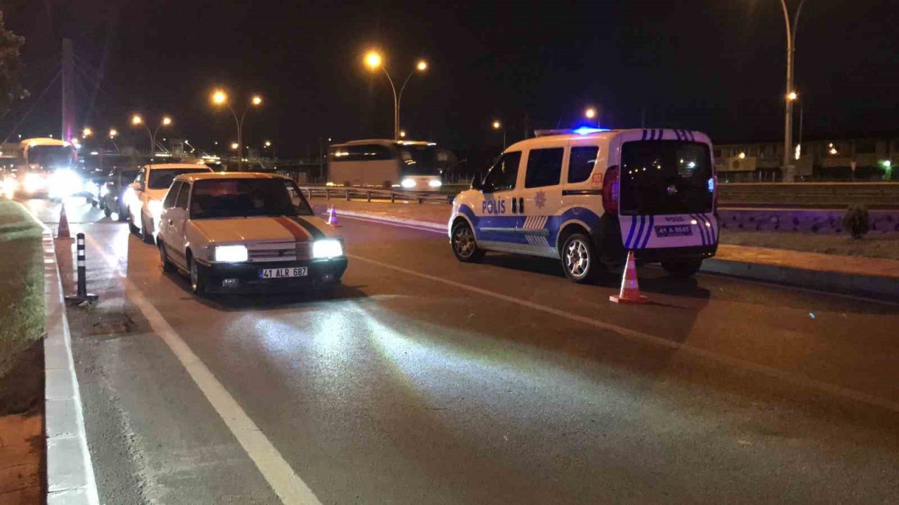 Aracıyla sinyalizasyon direğini devirip koşarak bölgeden uzaklaştı