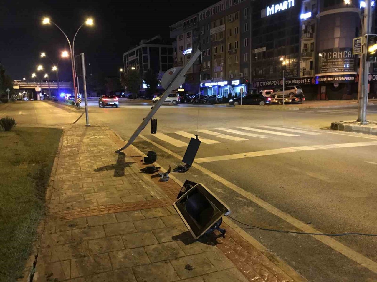 Aracıyla sinyalizasyon direğini devirip koşarak bölgeden uzaklaştı