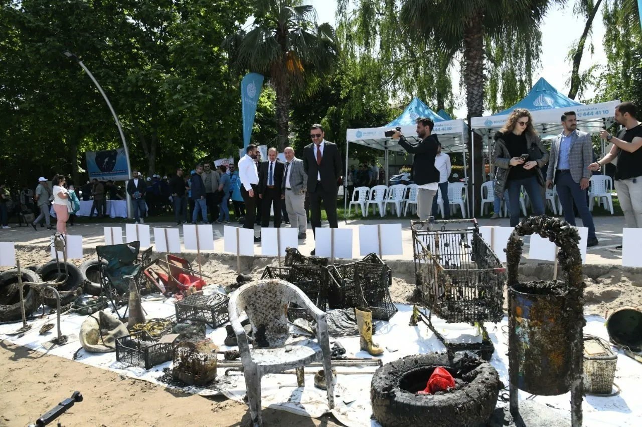 1,8 ton atık toplandı, denizden çıkanlar "pes" dedirtti