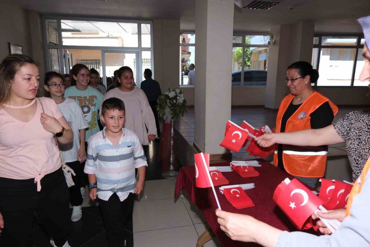 Kuyucaklı çocuklar doyasıya eğlendi