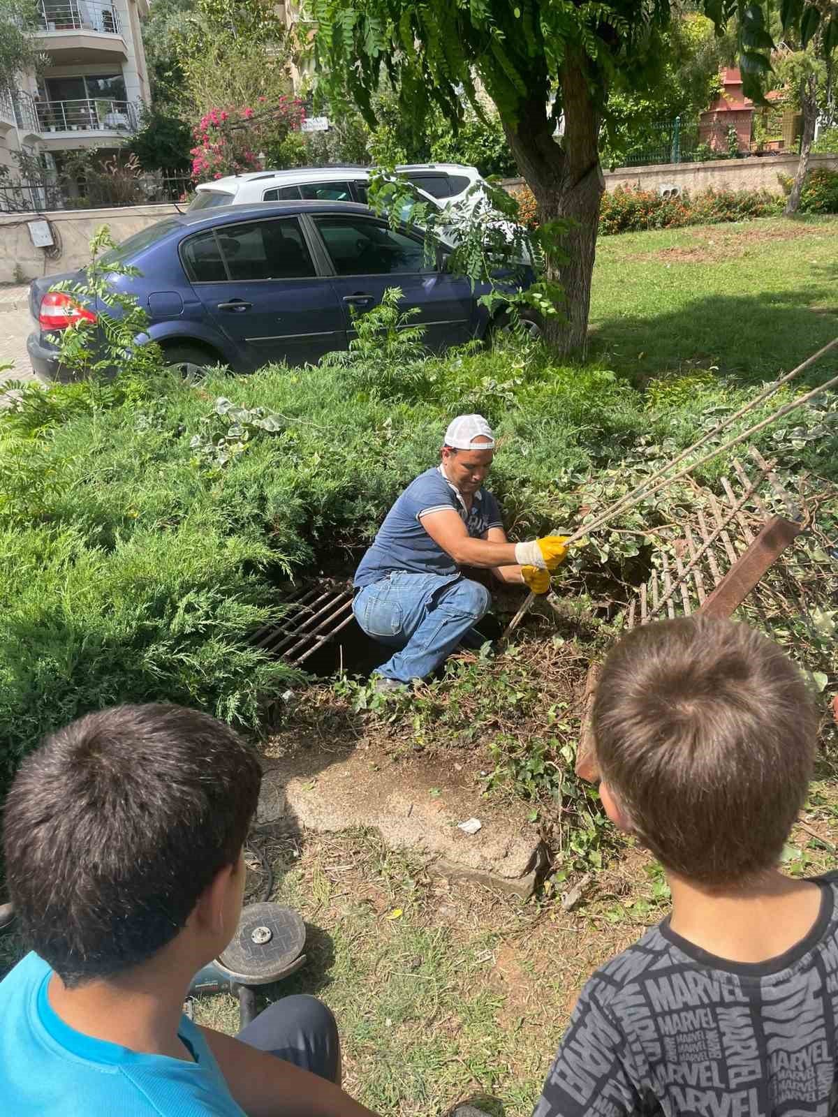 Marmaris’te belediye ekipleri yavru kediyi kurtardı