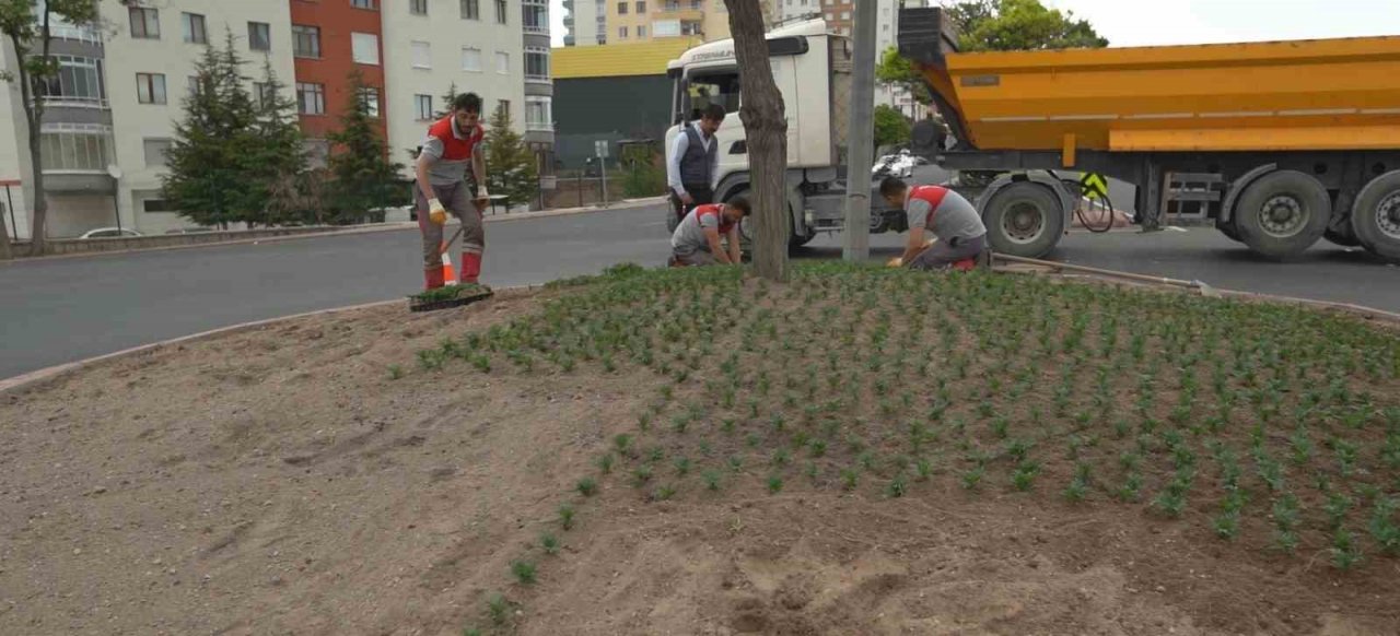 Melikgazi’de kavşaklar çiçeklerle süslendi
