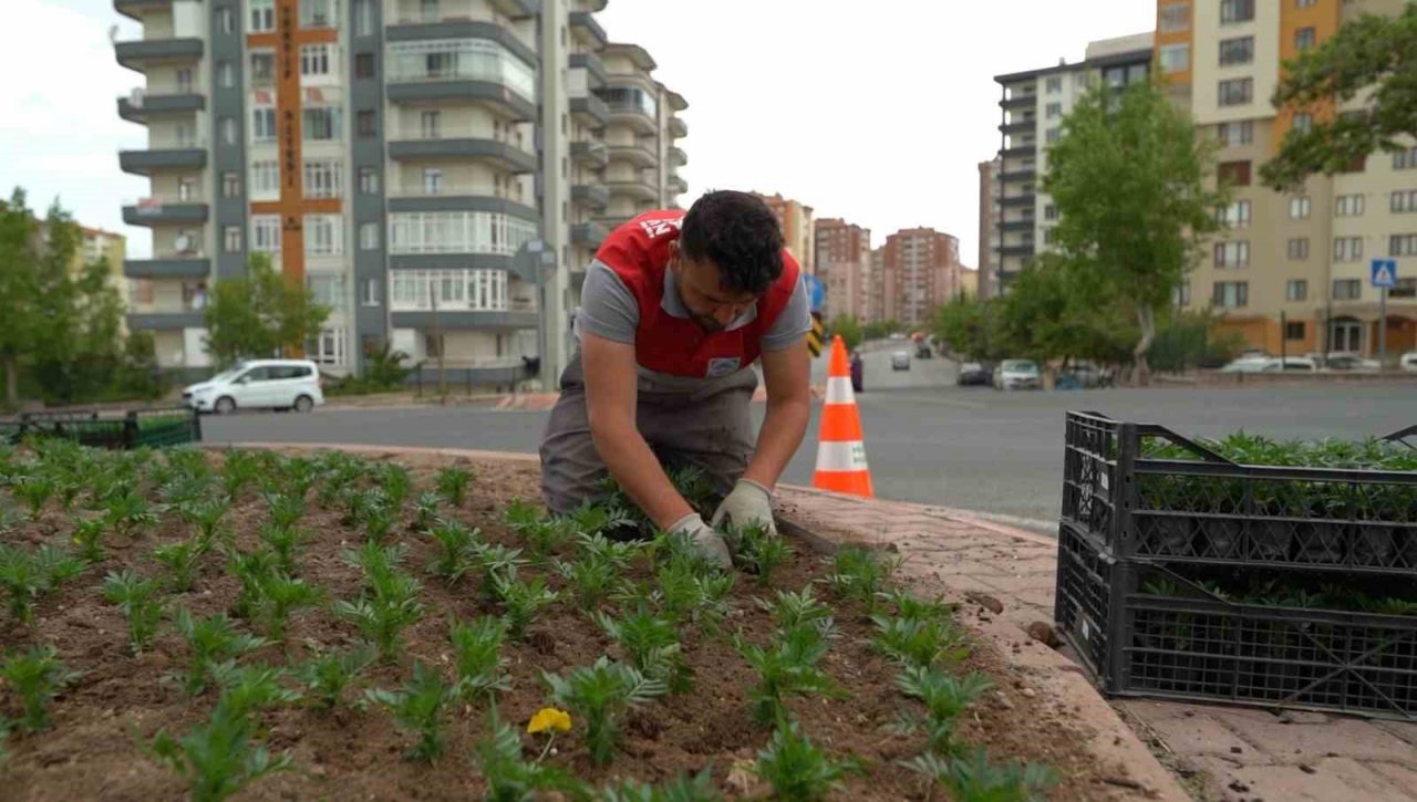 Melikgazi’de kavşaklar çiçeklerle süslendi