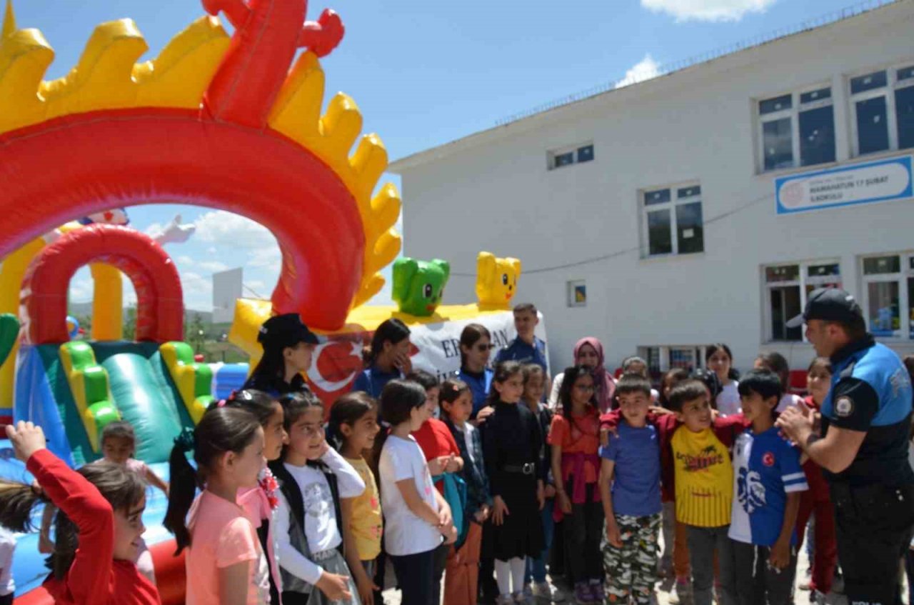 Okul bahçesine kurulan balon park öğrencilerin neşe kaynağı oldu