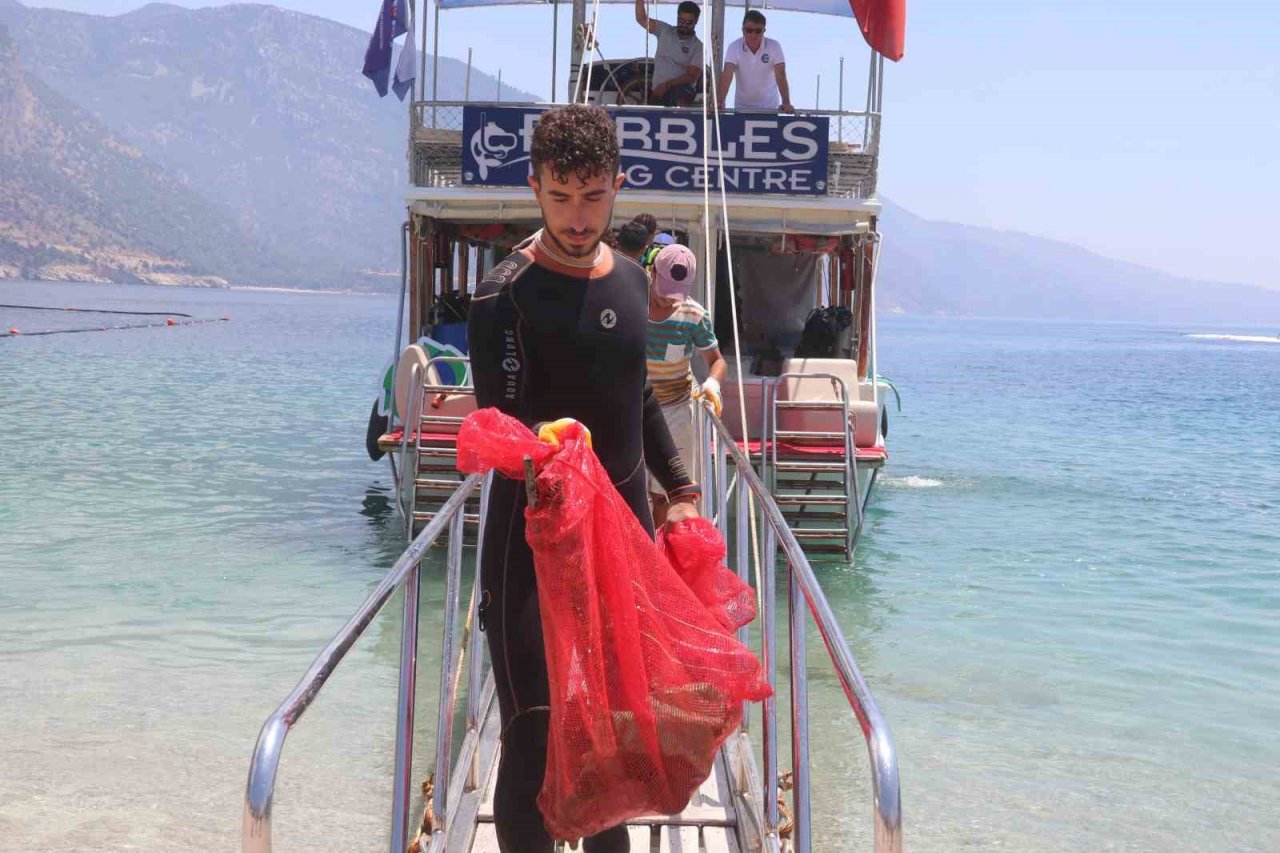 Ölüdeniz’de su altı ve koy temizliği yapıldı