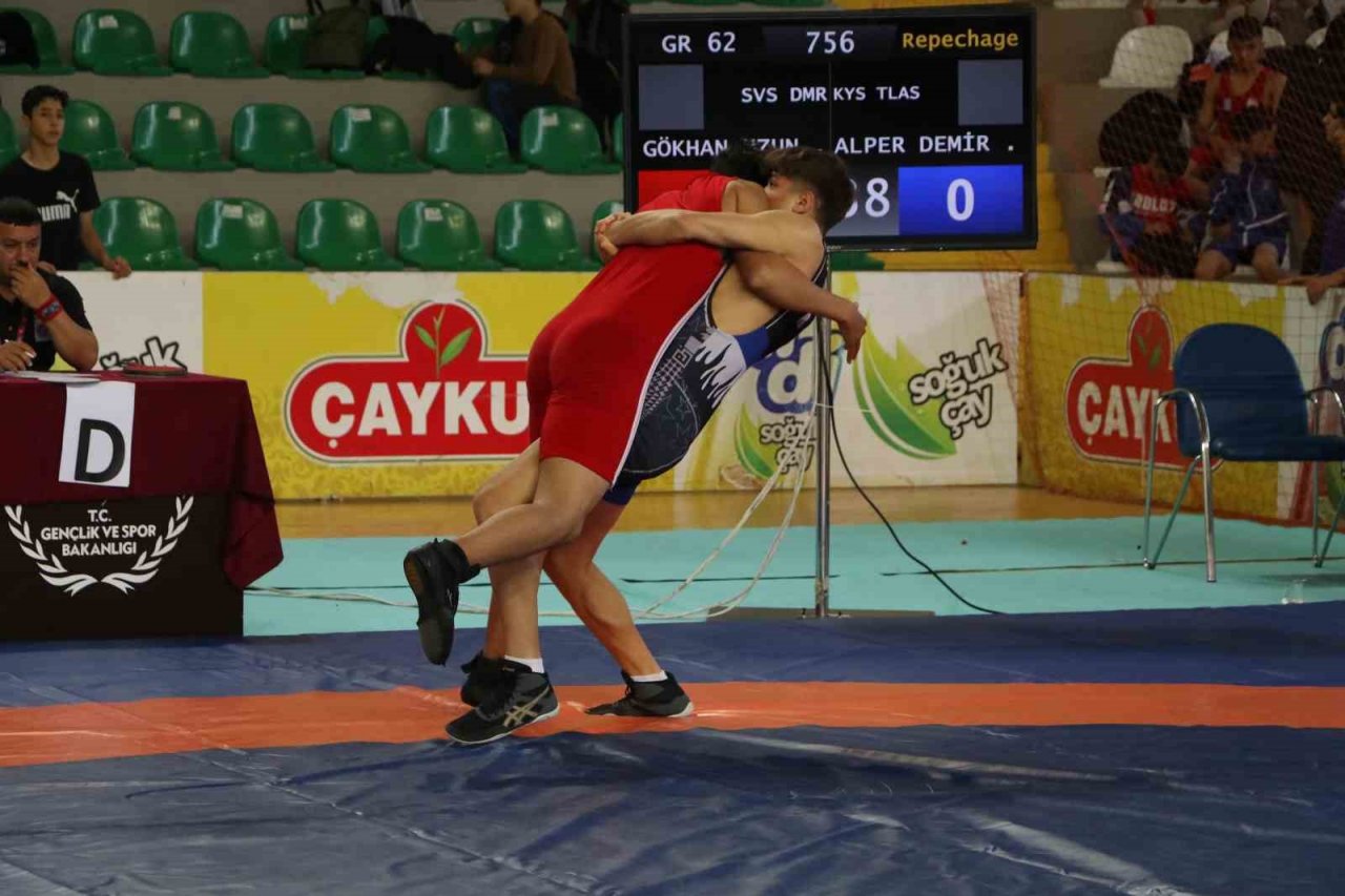 Mehmet Akif Pirim U15 Grekoromen Güreş Türkiye Şampiyonası’nda madalyalar dağıtıldı