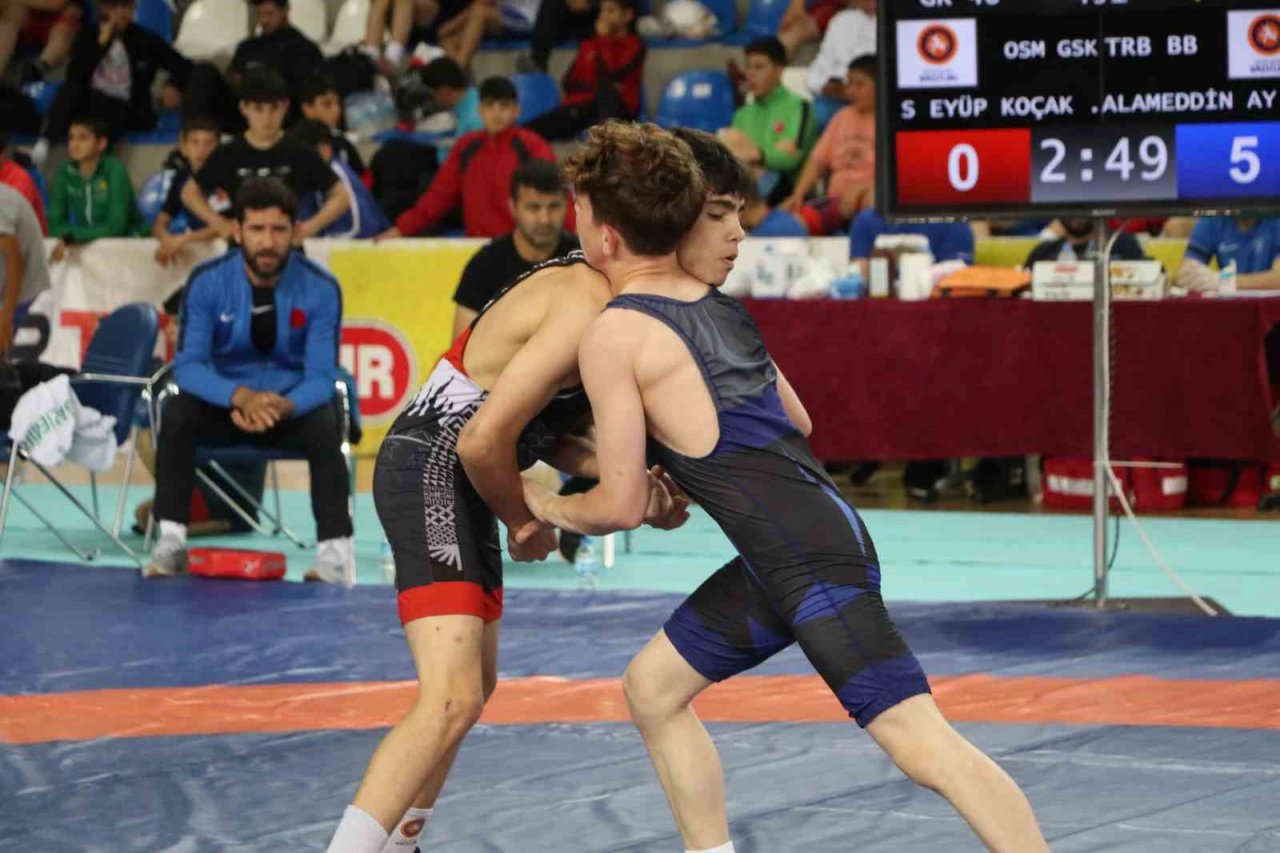 Mehmet Akif Pirim U15 Grekoromen Güreş Türkiye Şampiyonası’nda madalyalar dağıtıldı