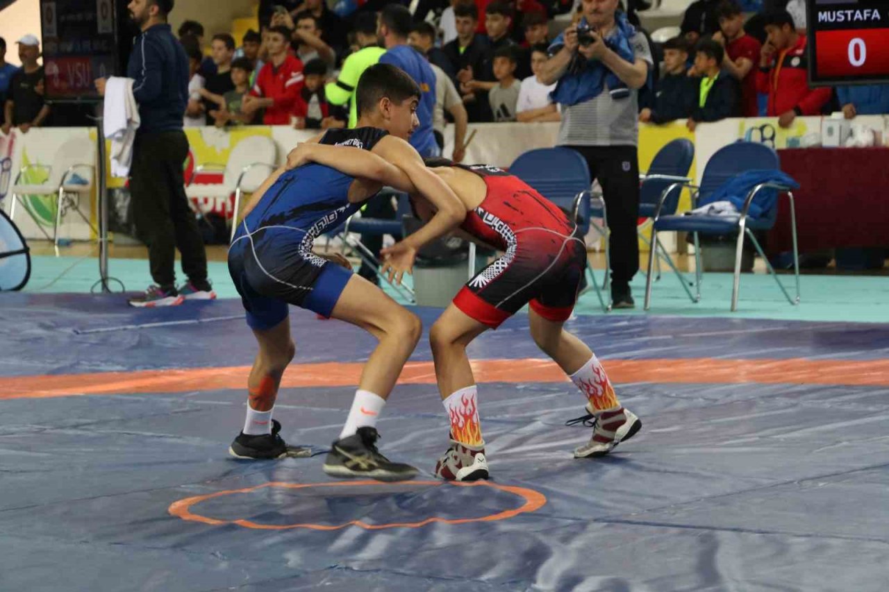 Mehmet Akif Pirim U15 Grekoromen Güreş Türkiye Şampiyonası’nda madalyalar dağıtıldı