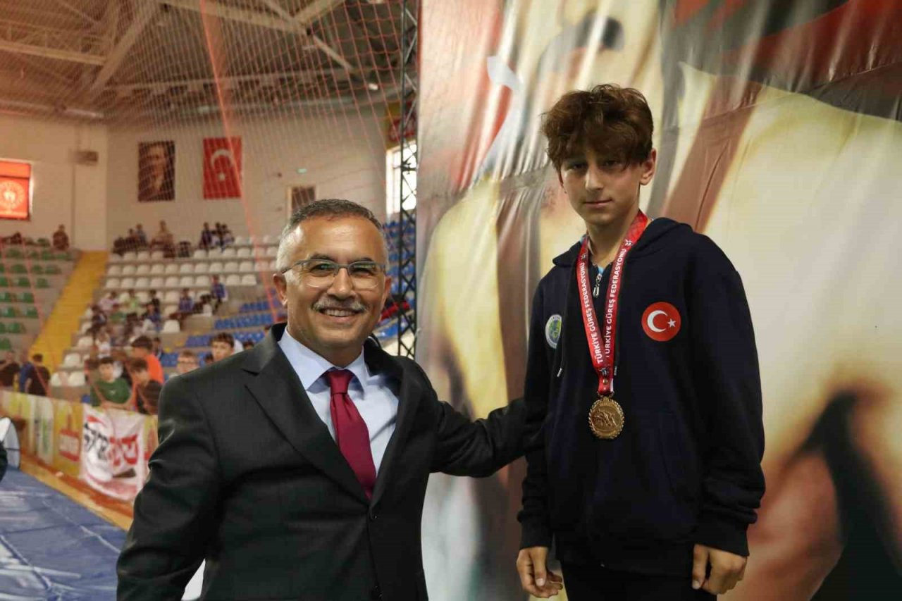 Mehmet Akif Pirim U15 Grekoromen Güreş Türkiye Şampiyonası’nda madalyalar dağıtıldı