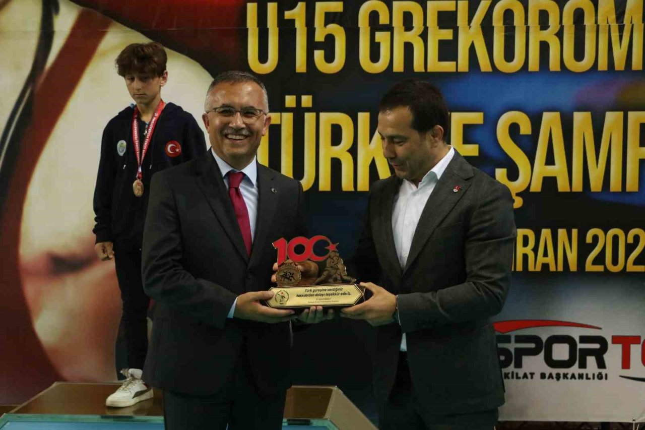 Mehmet Akif Pirim U15 Grekoromen Güreş Türkiye Şampiyonası’nda madalyalar dağıtıldı
