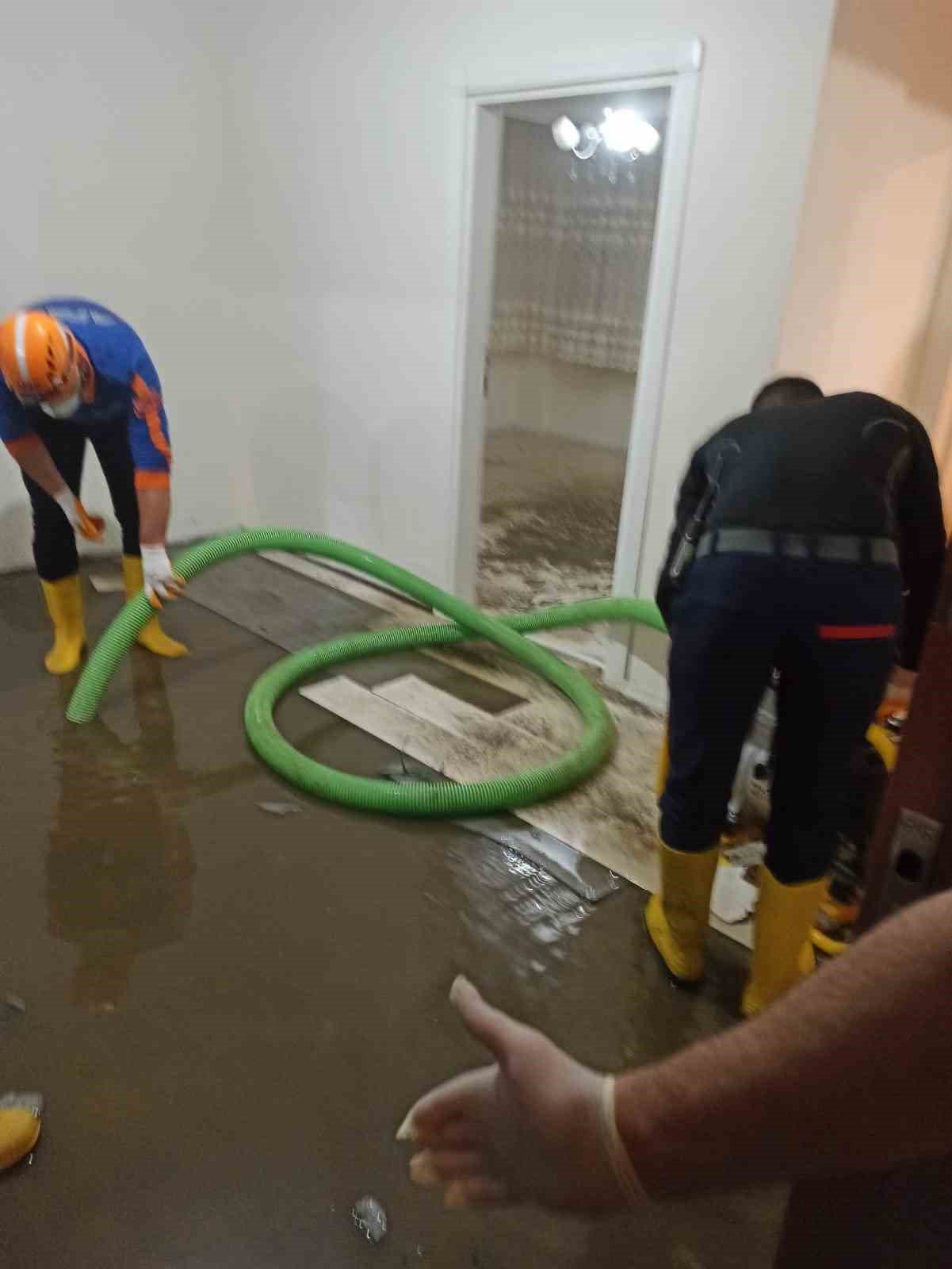 Yağışlar nedeniyle rögarlar tıkanınca evleri su bastı