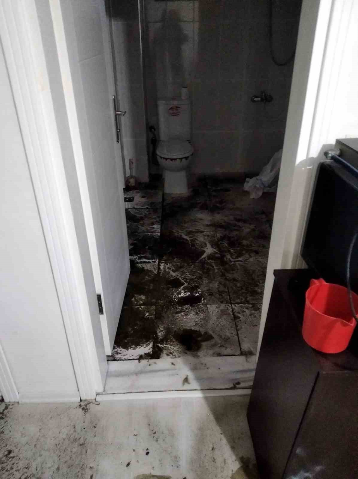 Yağışlar nedeniyle rögarlar tıkanınca evleri su bastı