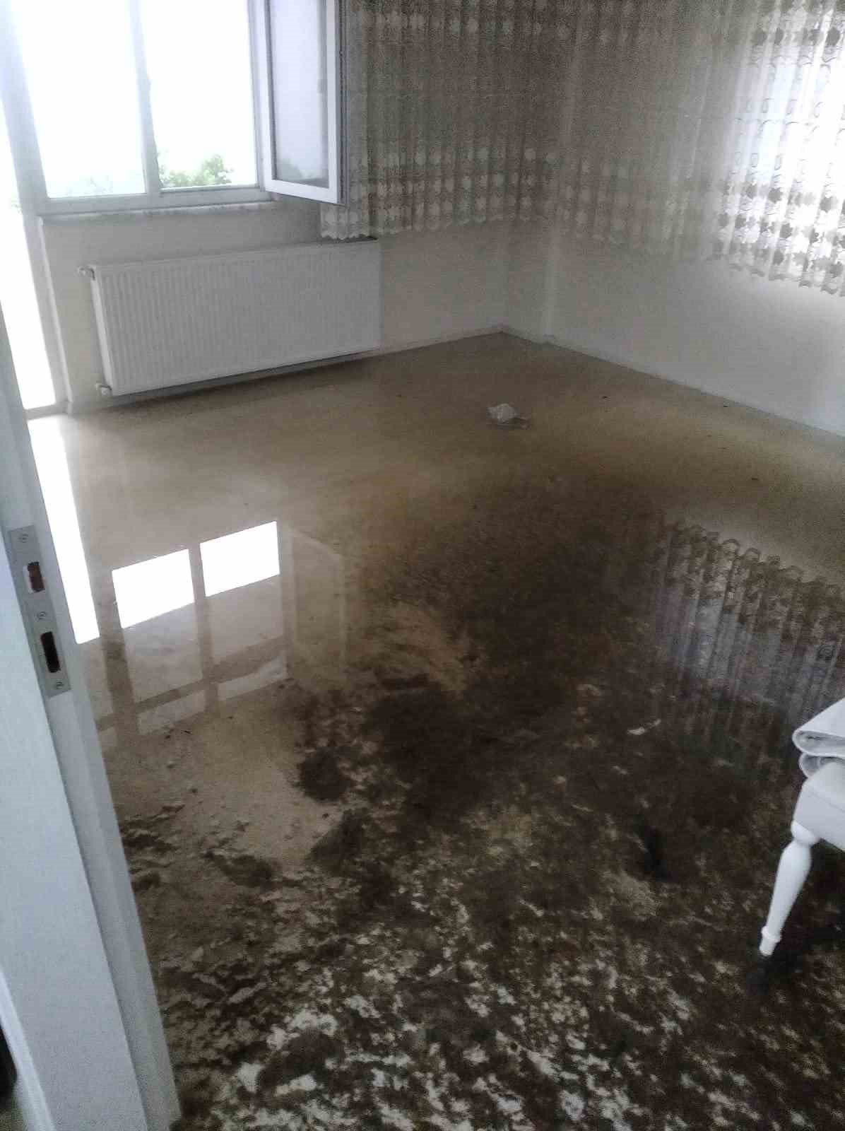 Yağışlar nedeniyle rögarlar tıkanınca evleri su bastı