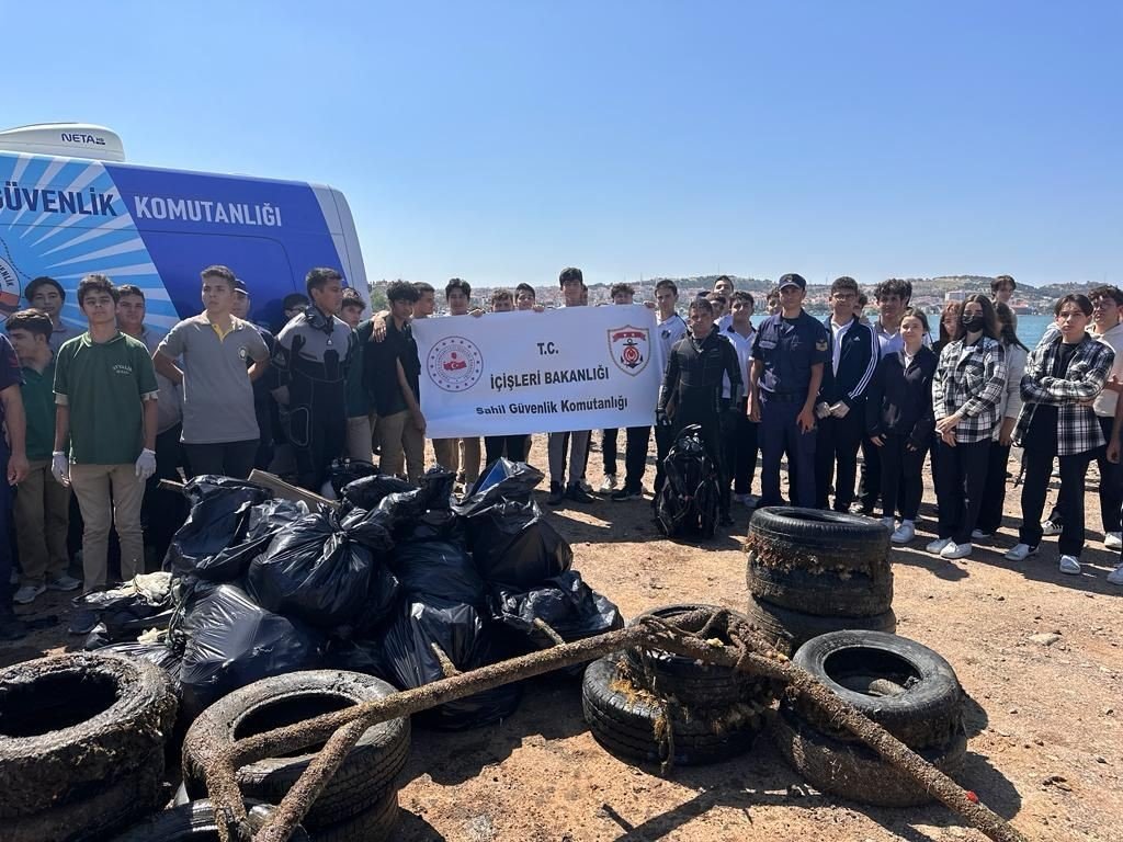 Sahil Güvenlik ve öğrencilerden deniz temizliği