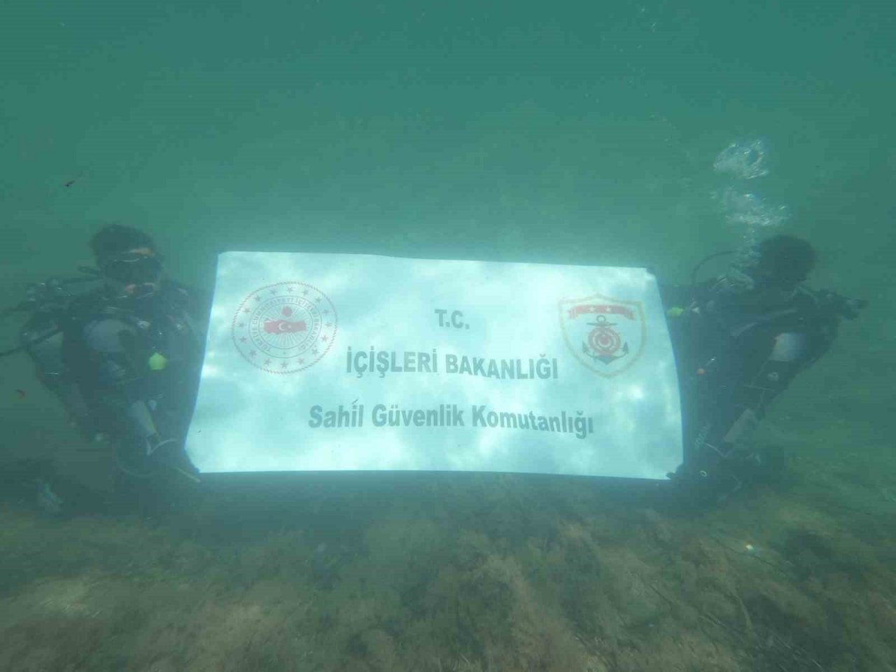 Sahil Güvenlik ve öğrencilerden deniz temizliği