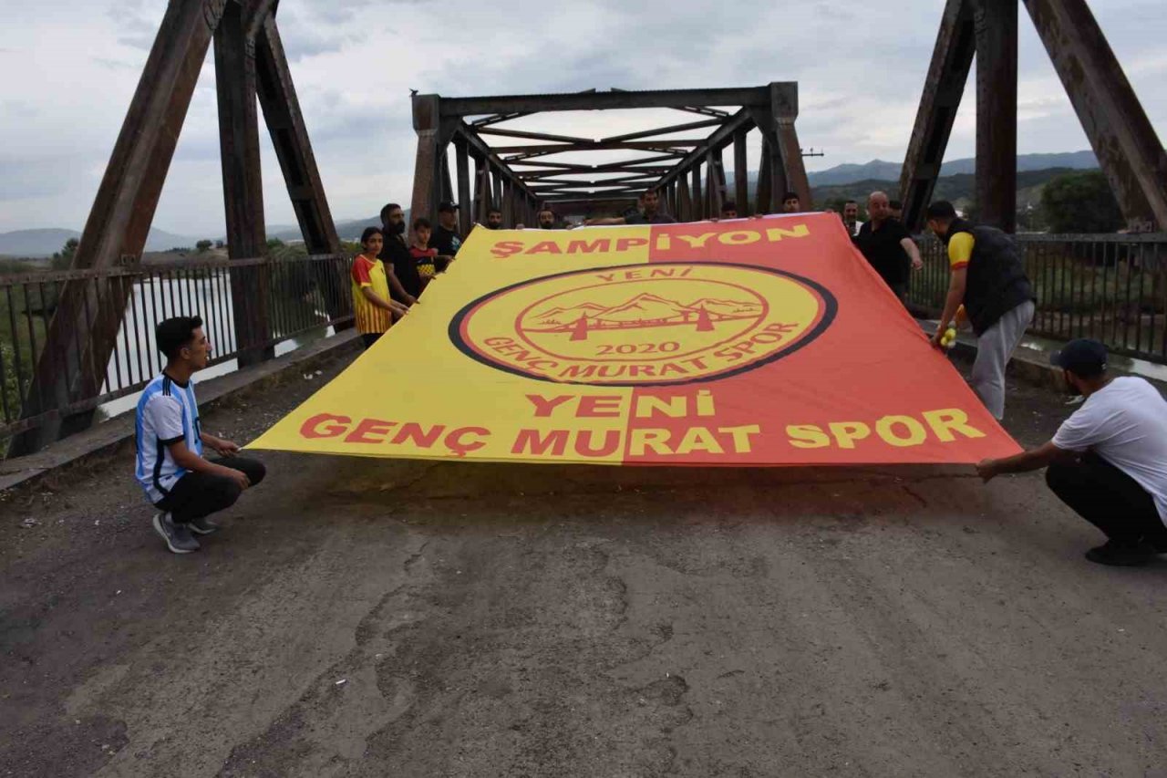 Şampiyonların bayrağı köprüye asıldı