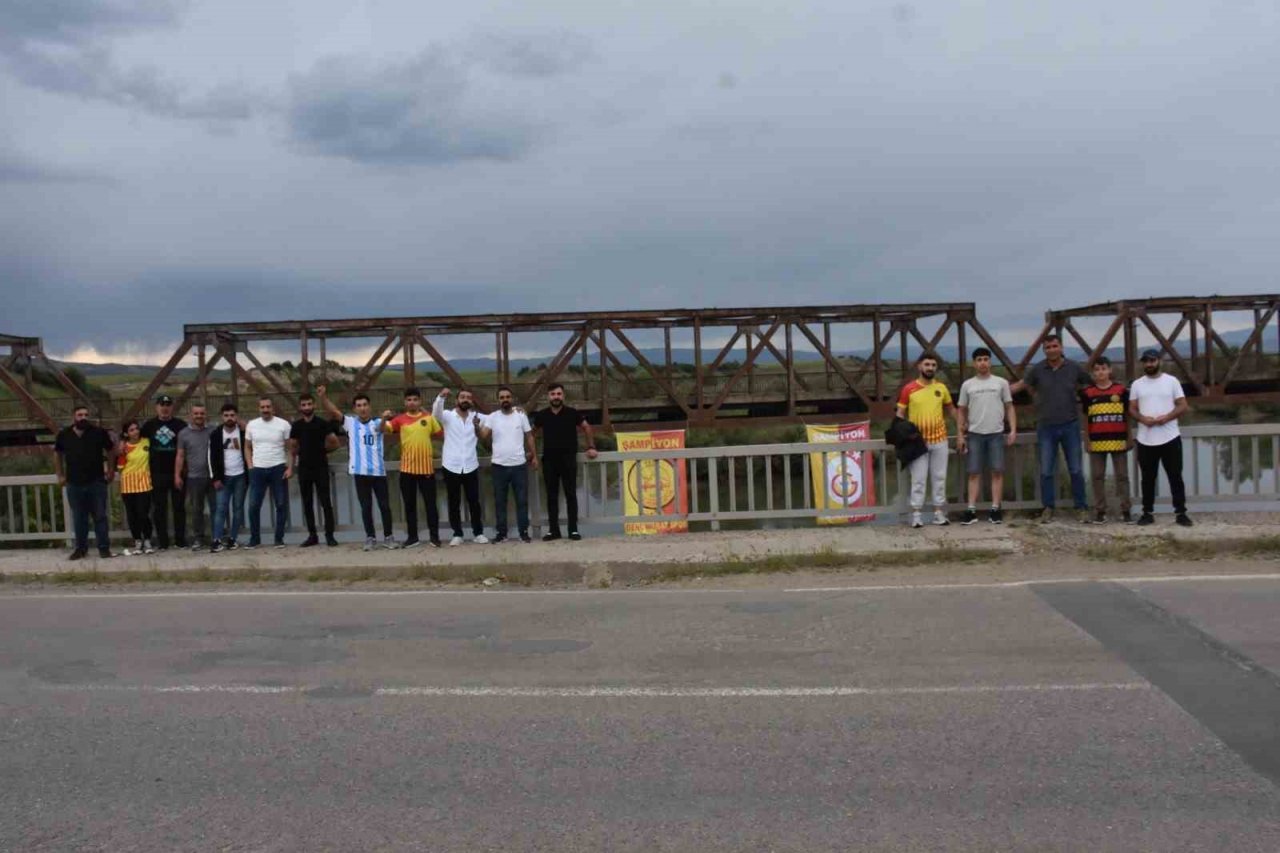 Şampiyonların bayrağı köprüye asıldı