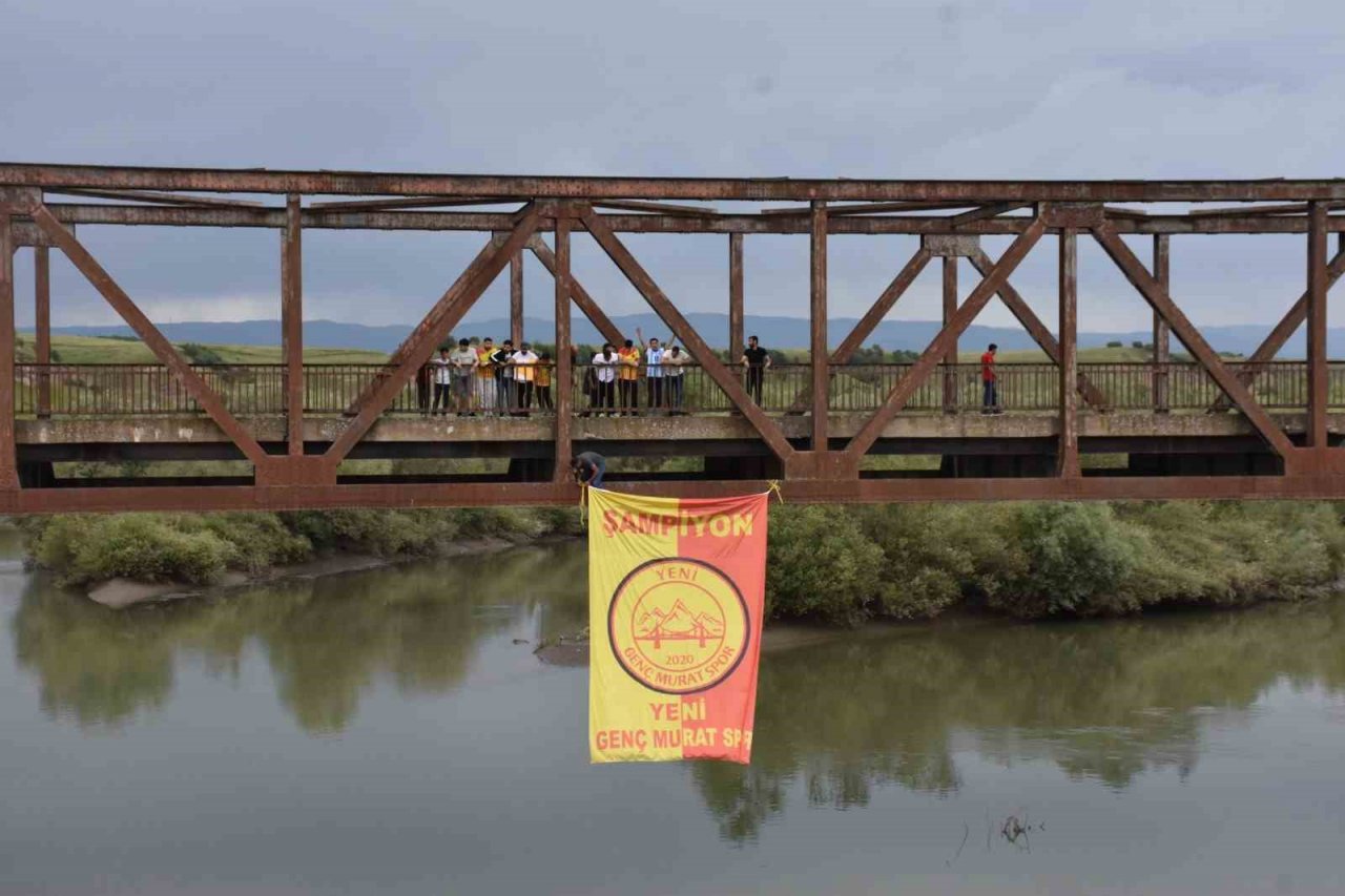 Şampiyonların bayrağı köprüye asıldı