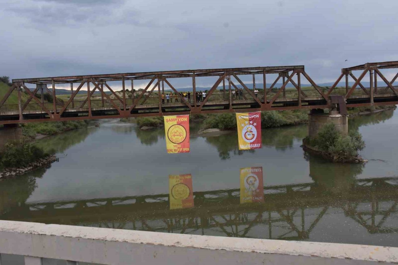 Şampiyonların bayrağı köprüye asıldı