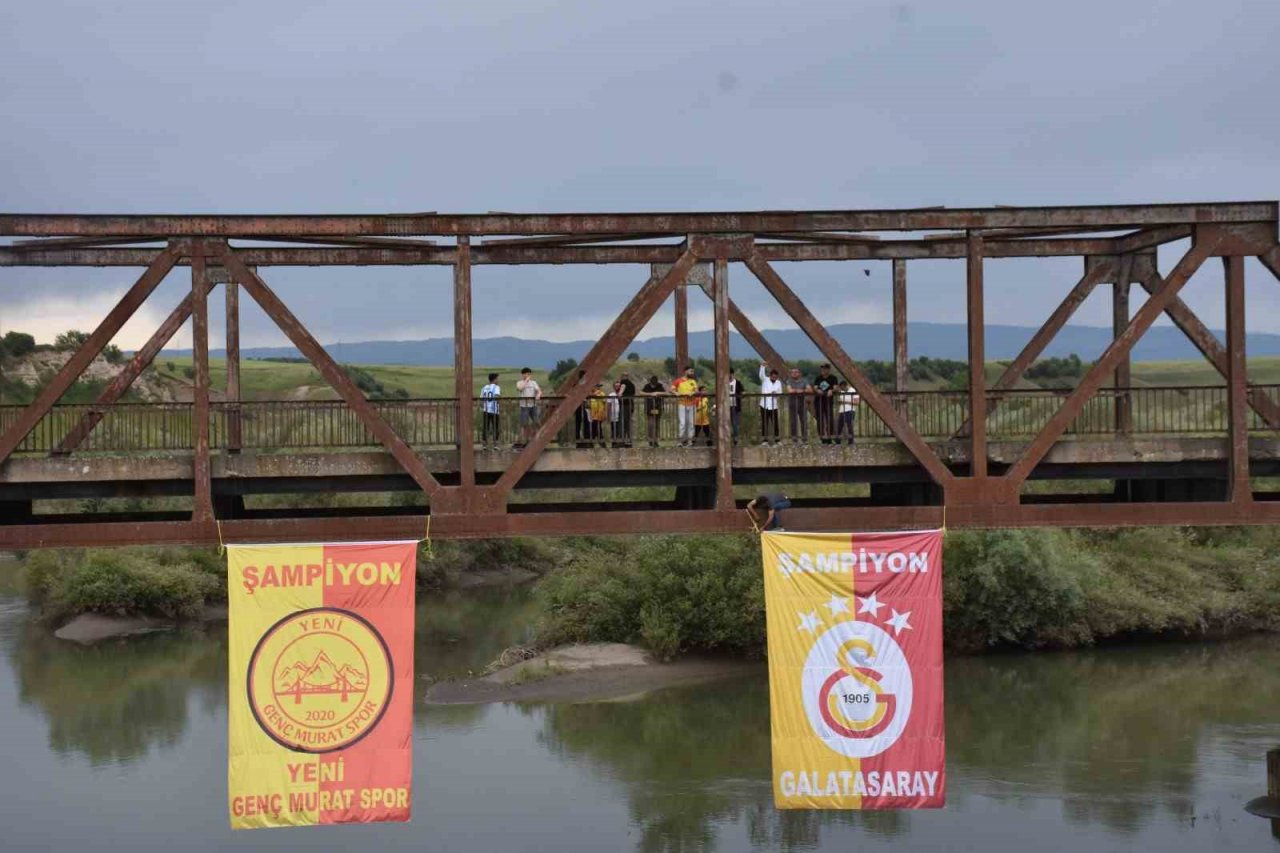 Şampiyonların bayrağı köprüye asıldı