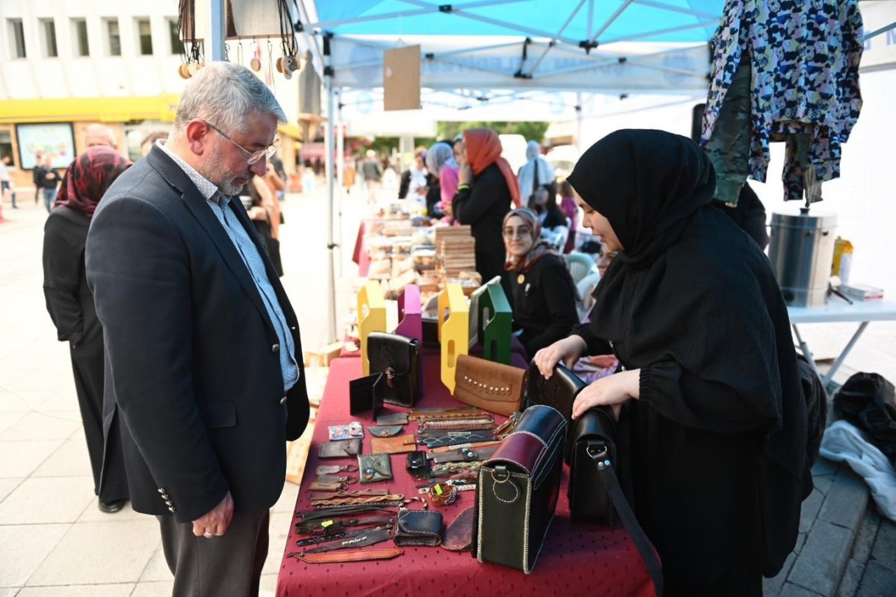 Kadın kültür merkezi kursiyerleri stant açtı