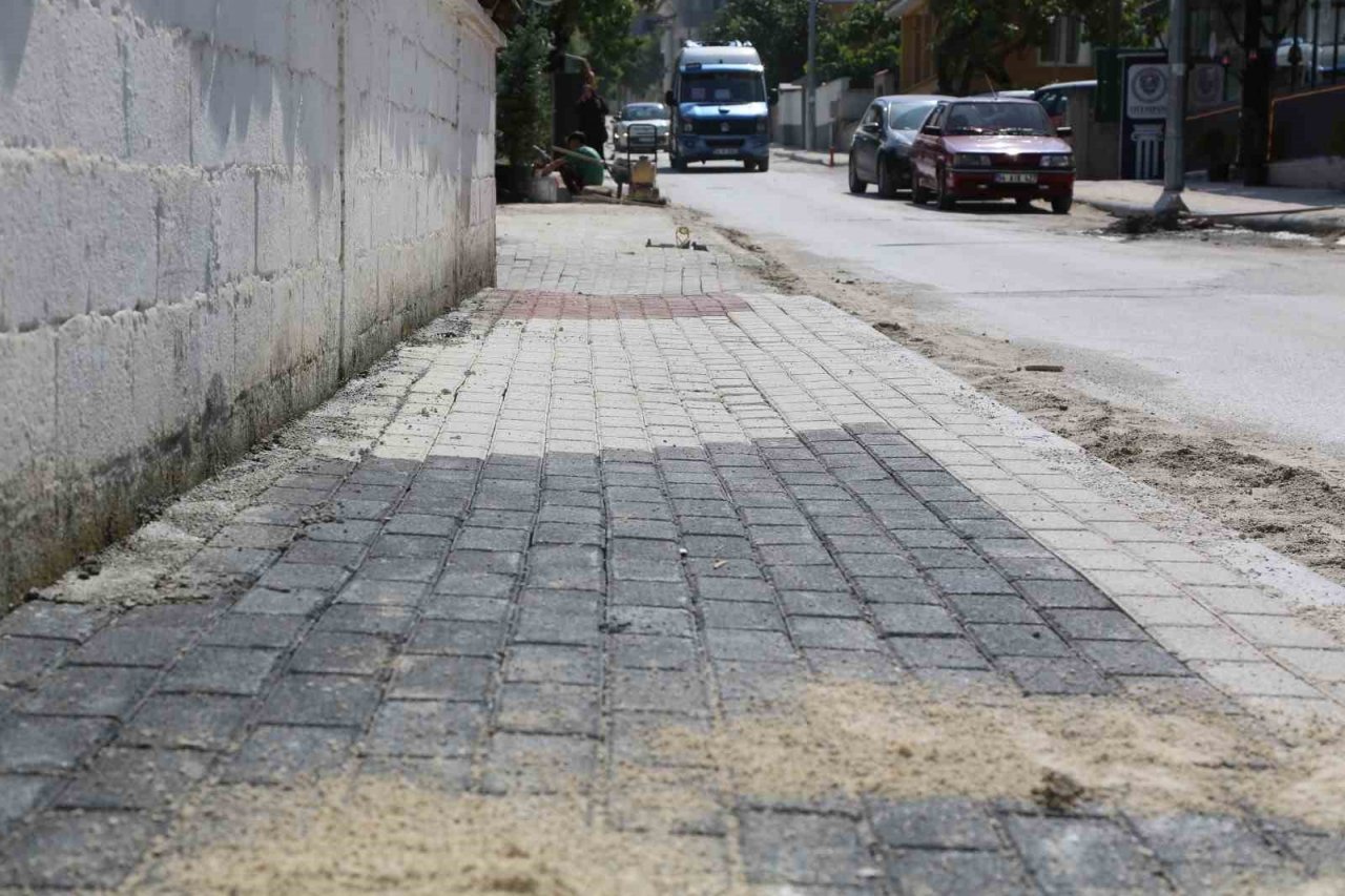 Serdivan’da kaldırımlar yenileniyor