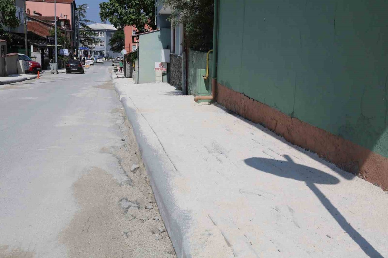 Serdivan’da kaldırımlar yenileniyor