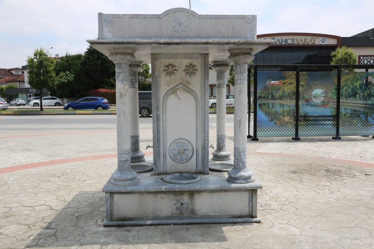 Serdivan Belediyesi kırılan çeşmeyi tamir etti