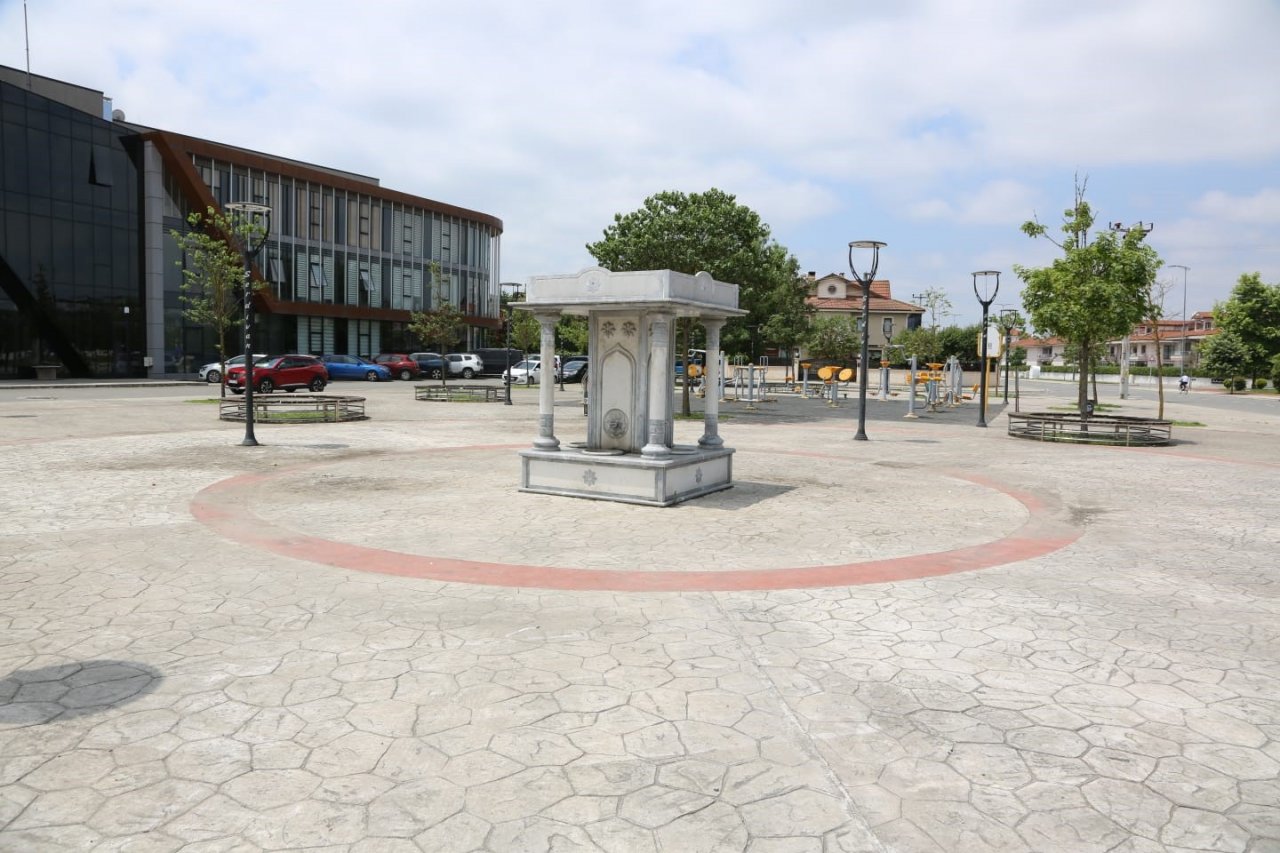 Serdivan Belediyesi kırılan çeşmeyi tamir etti