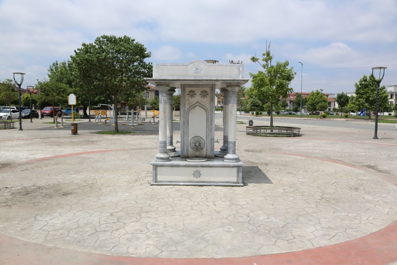 Serdivan Belediyesi kırılan çeşmeyi tamir etti