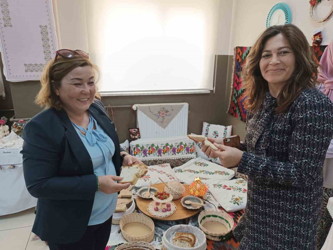 Seyitgazi Halk Eğitim Merkezinin yılsonu sergisi açıldı