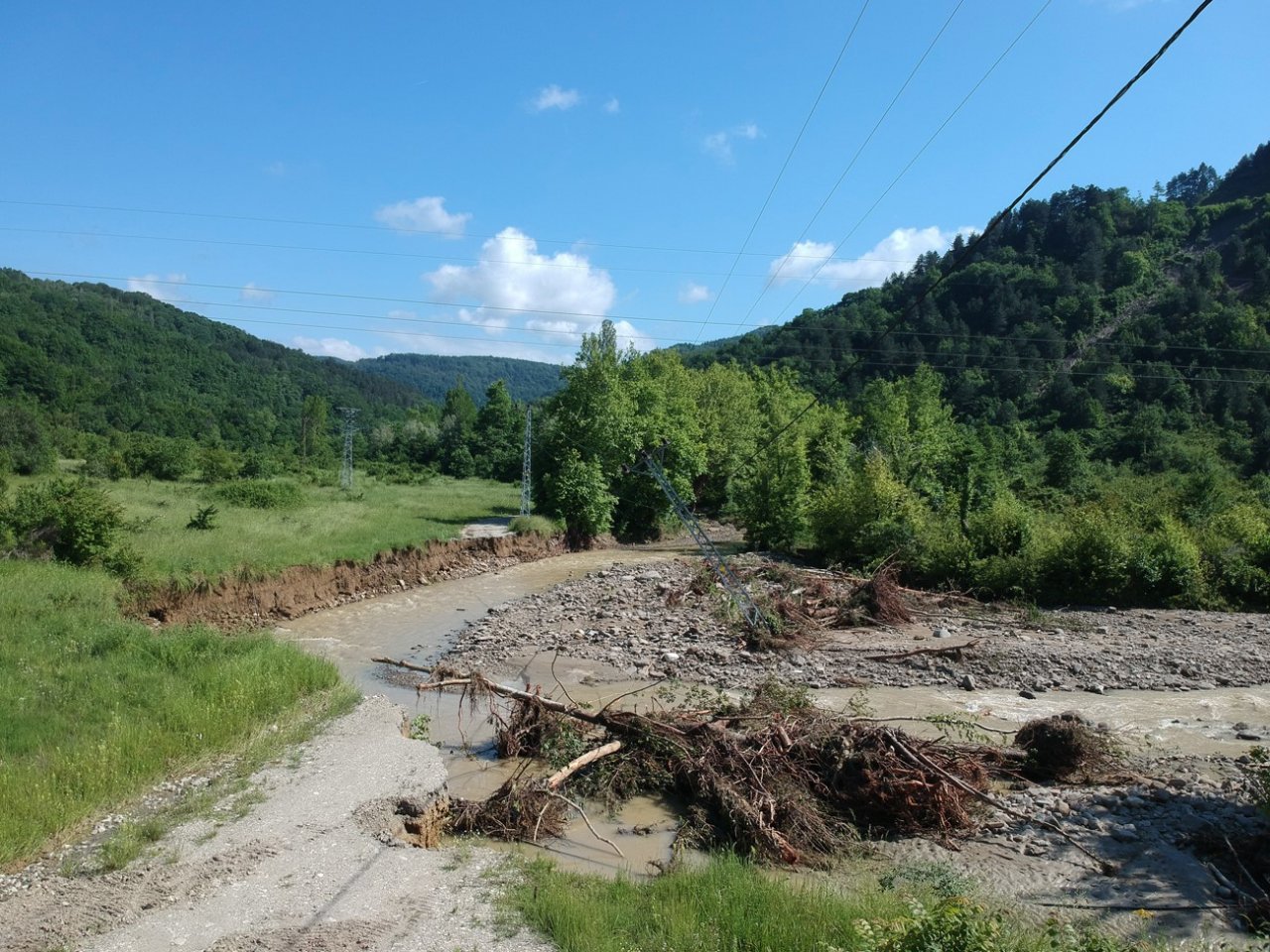 Sinop’un Ayancık ilçesinde sel sonrası çalışmalar devam ediyor