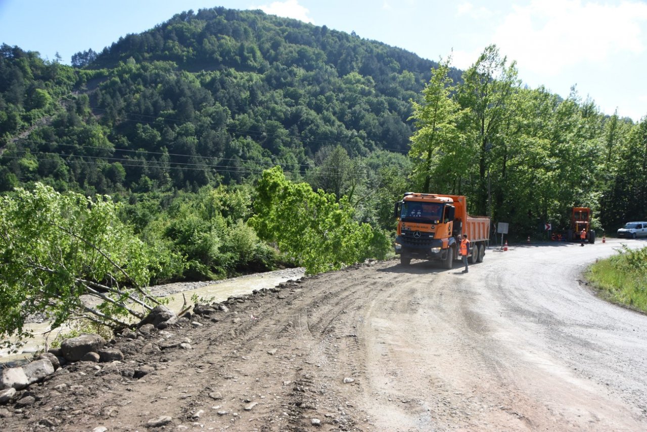 Sinop’un Ayancık ilçesinde sel sonrası çalışmalar devam ediyor