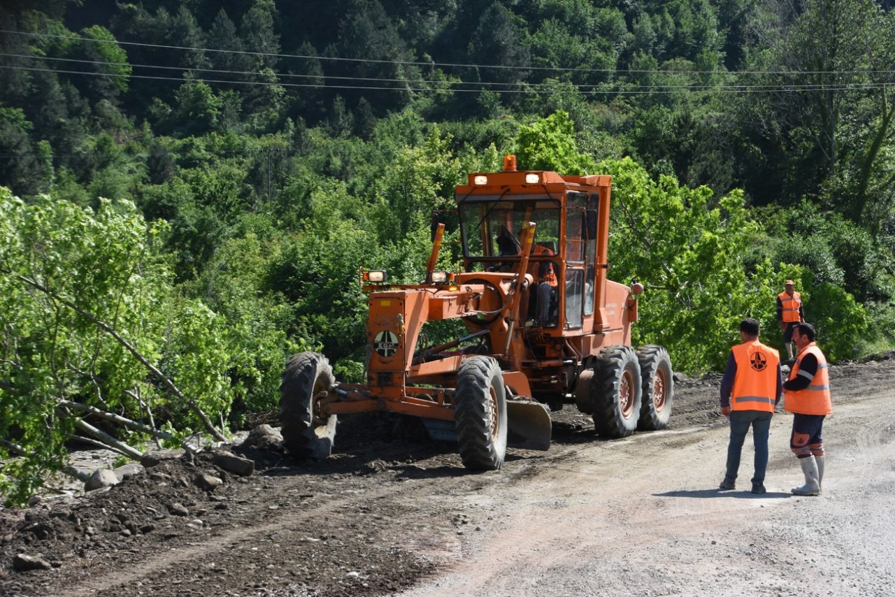 Sinop’un Ayancık ilçesinde sel sonrası çalışmalar devam ediyor