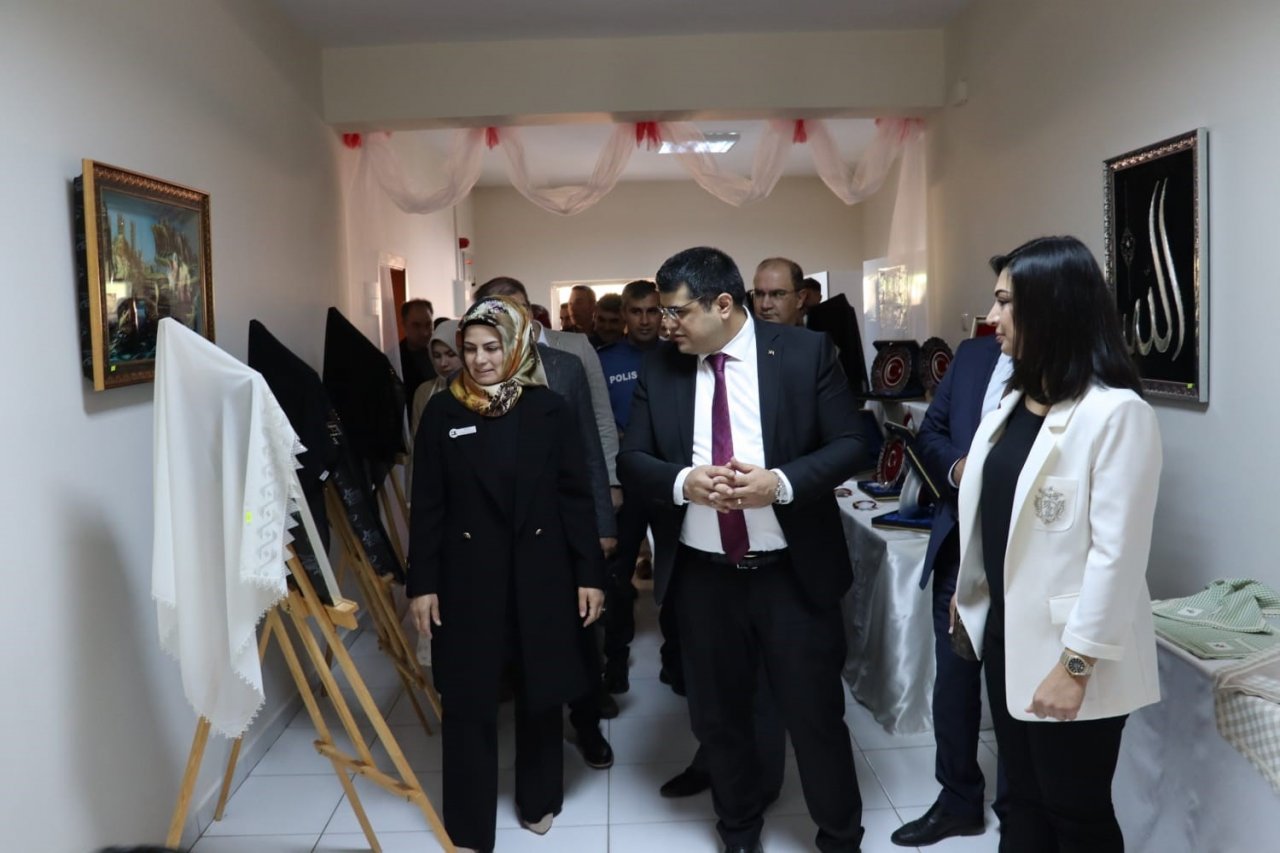 Tercan’da hayat boyu öğrenme sergisi açıldı