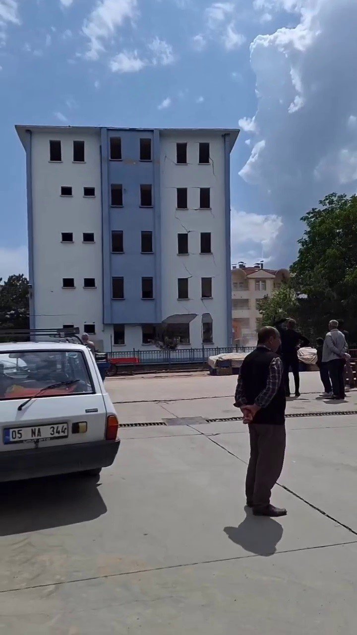 Eski Zile Emniyet Müdürlüğü binasının yıkımı akıllara depremi getirdi