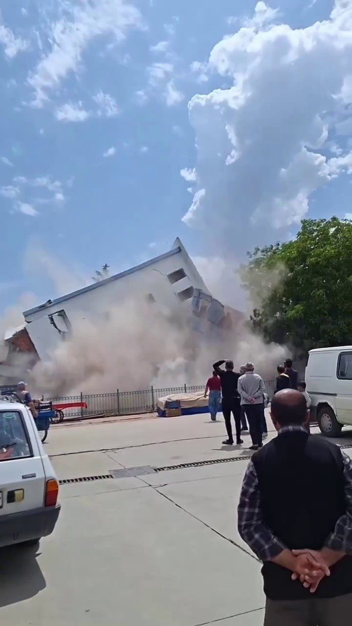 Eski Zile Emniyet Müdürlüğü binasının yıkımı akıllara depremi getirdi