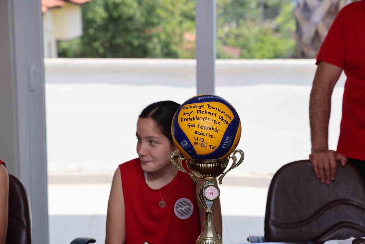 Marmaris Belediye Başkanı Oktay, başarılı sporcuları ağırladı