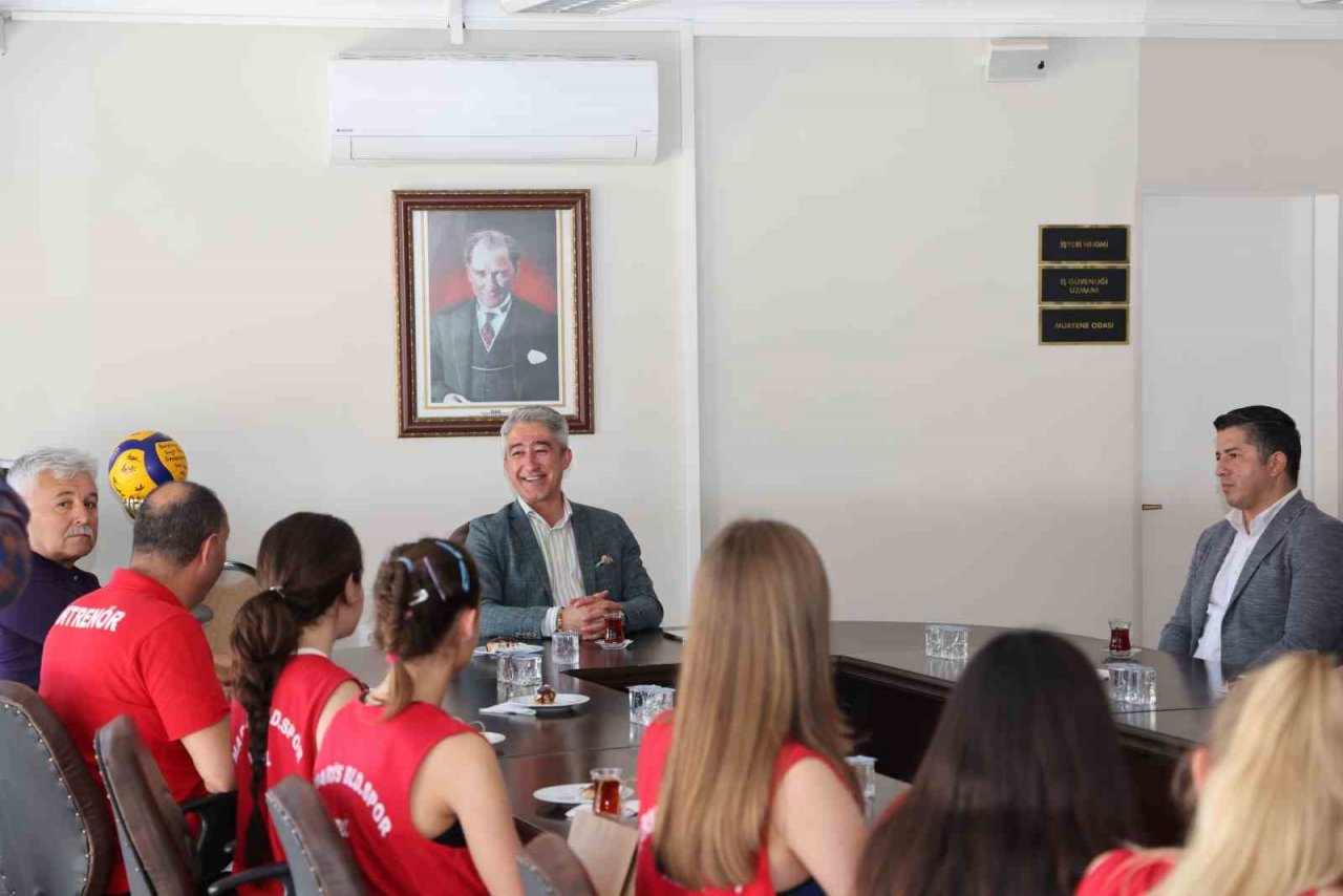 Marmaris Belediye Başkanı Oktay, başarılı sporcuları ağırladı