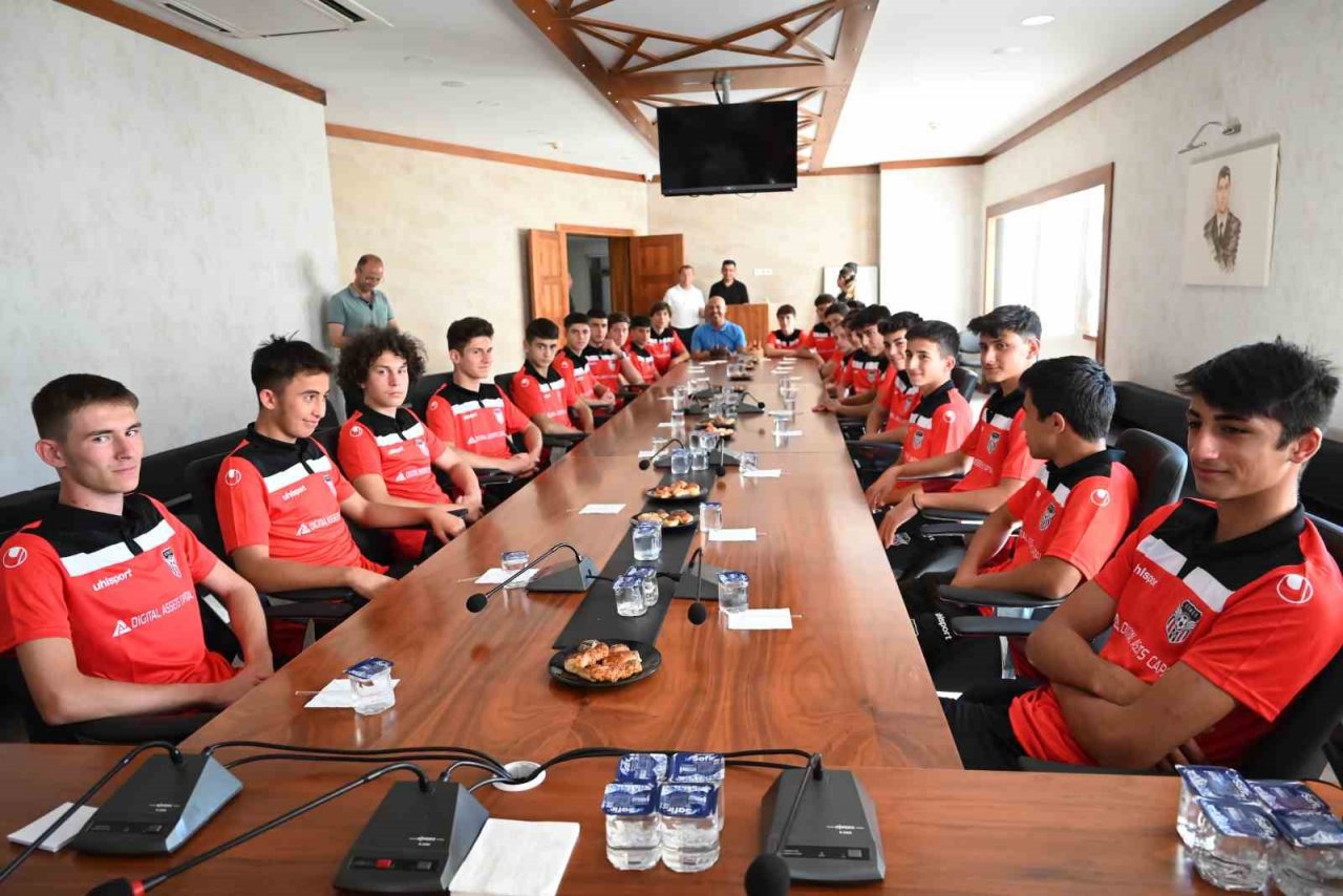 Şampiyonluk pastasını birlikte kestiler