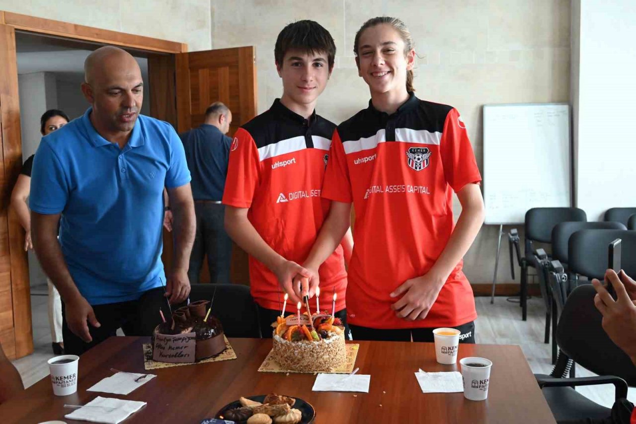 Şampiyonluk pastasını birlikte kestiler