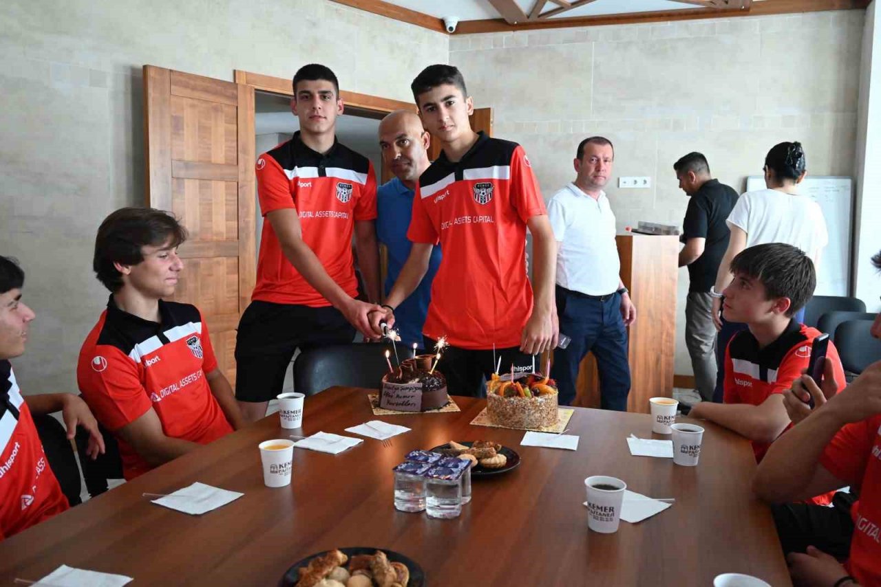 Şampiyonluk pastasını birlikte kestiler