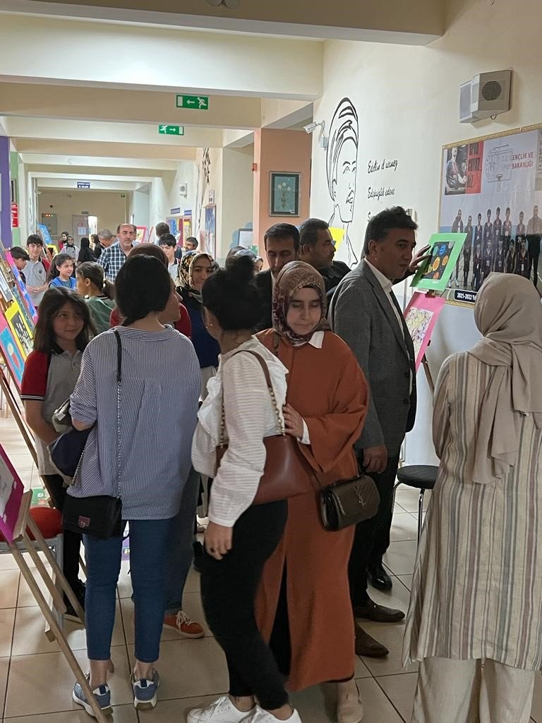 Bingöl’de öğrencilerden yıl sonu sergisi