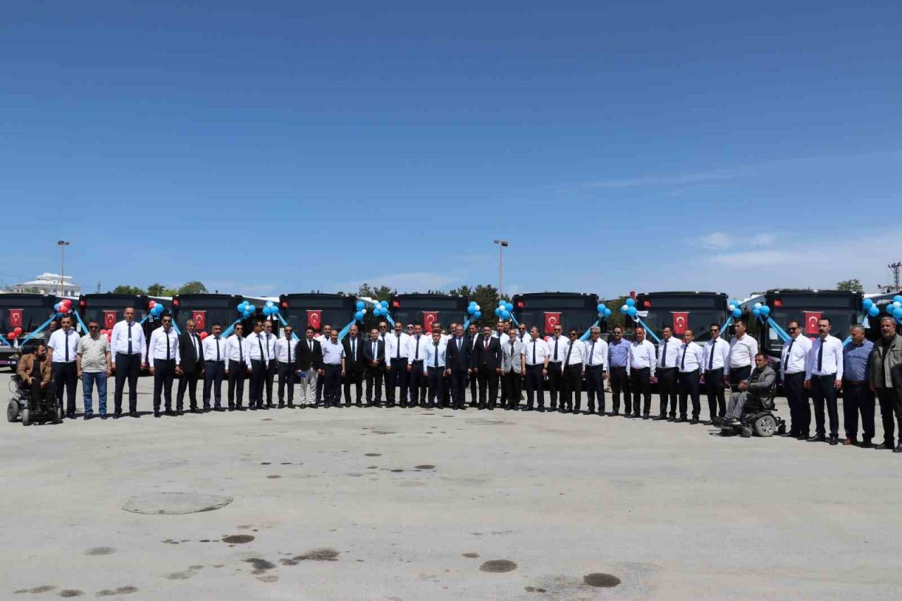 Van Büyükşehir Belediyesi tarafından alınan 27 otobüs hizmete başladı