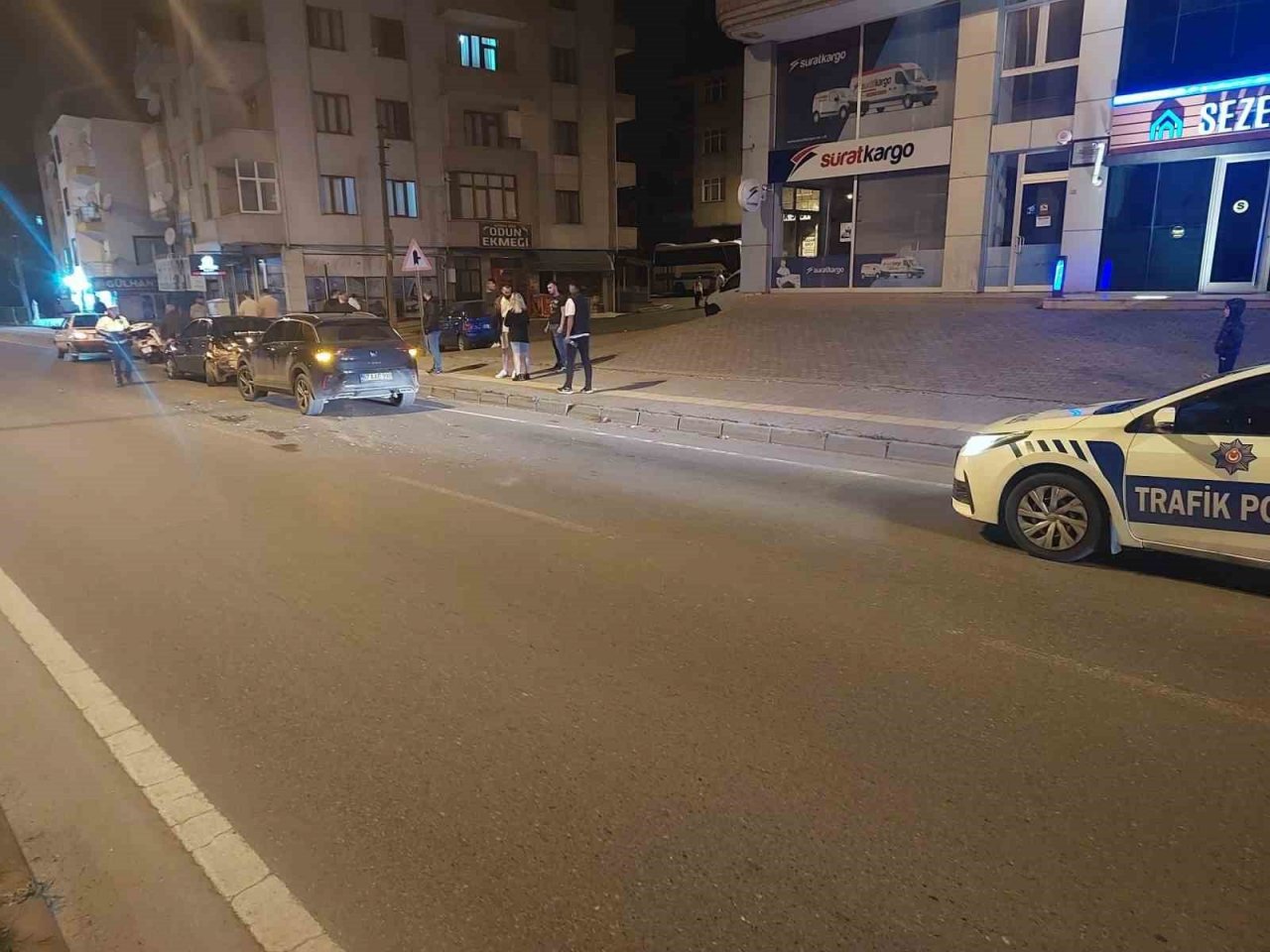 Direksiyon hakimiyetini kaybeden sürücü, park halindeki araca çarptı