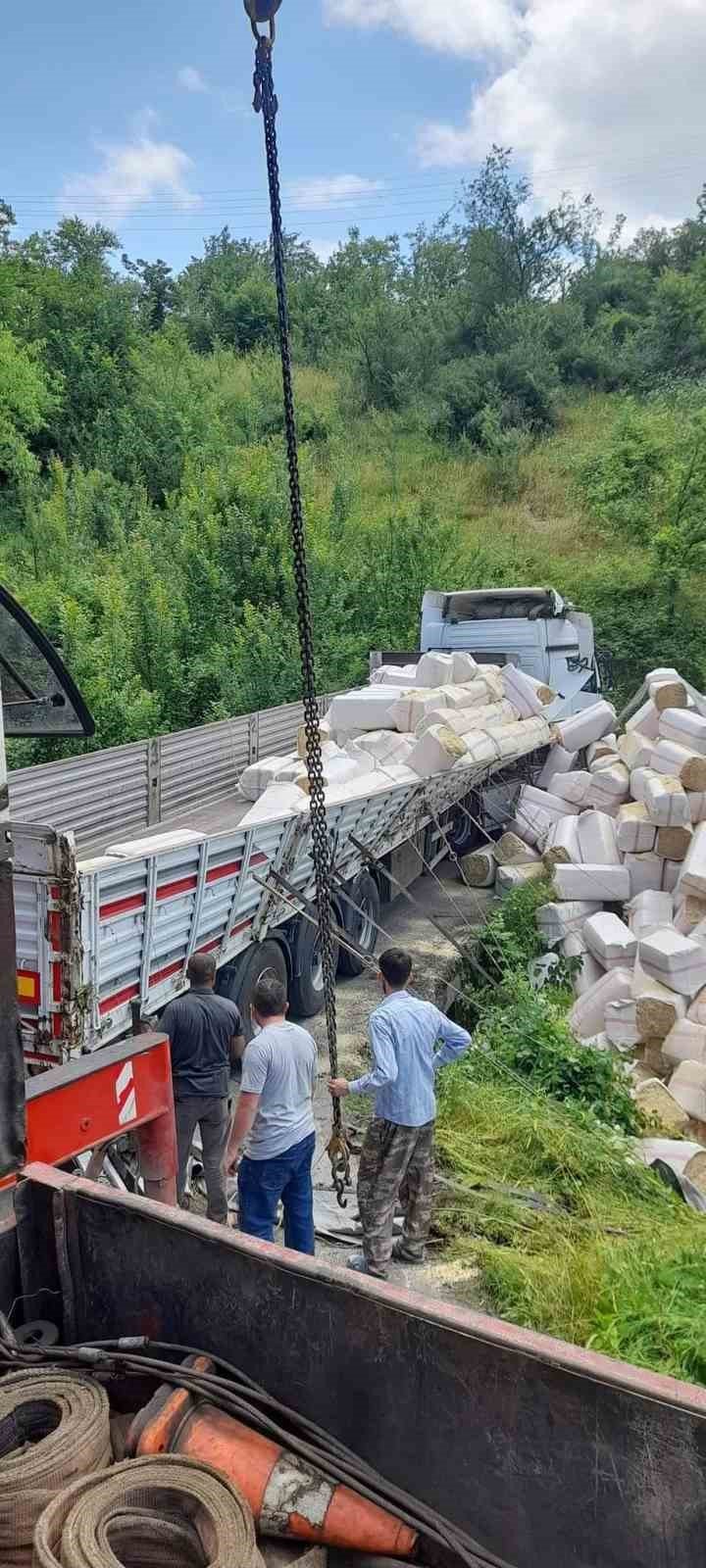 Yem yüklü tır devrildi, yol trafiğe kapandı