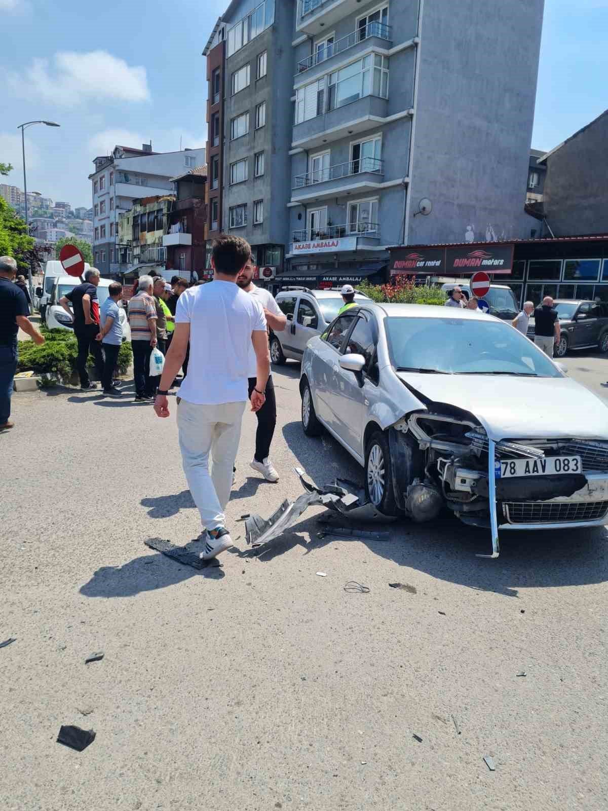 İki otomobilin çarpıştığı kazada maddi hasar oluştu